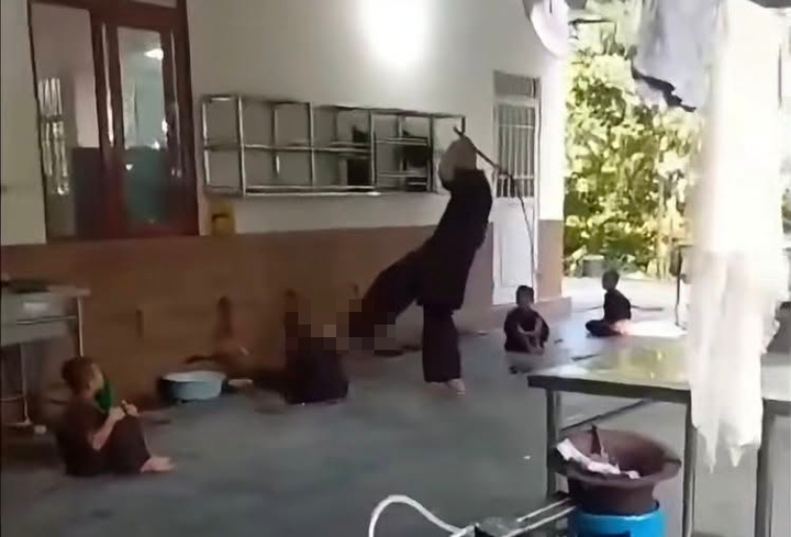 Gã đàn ông mặc áo nâu sòng đánh bé trai tàn bạo như thời trung cổ- Ảnh 1.
