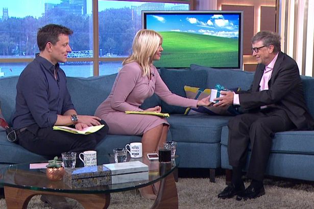 Bill Gates tặng nữ MC 1 tấm séc và bảo cô điền bao nhiêu tiền tùy thích: Bài học đắt giá từ vị tỷ phú U80! - Ảnh 1.