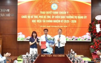 Bộ Tài chính công bố các quyết định về công tác cán bộ tại Học viện Tài chính Bộ Tài chính công bố các quyết định về công tác cán bộ tại Học viện Tài chính
