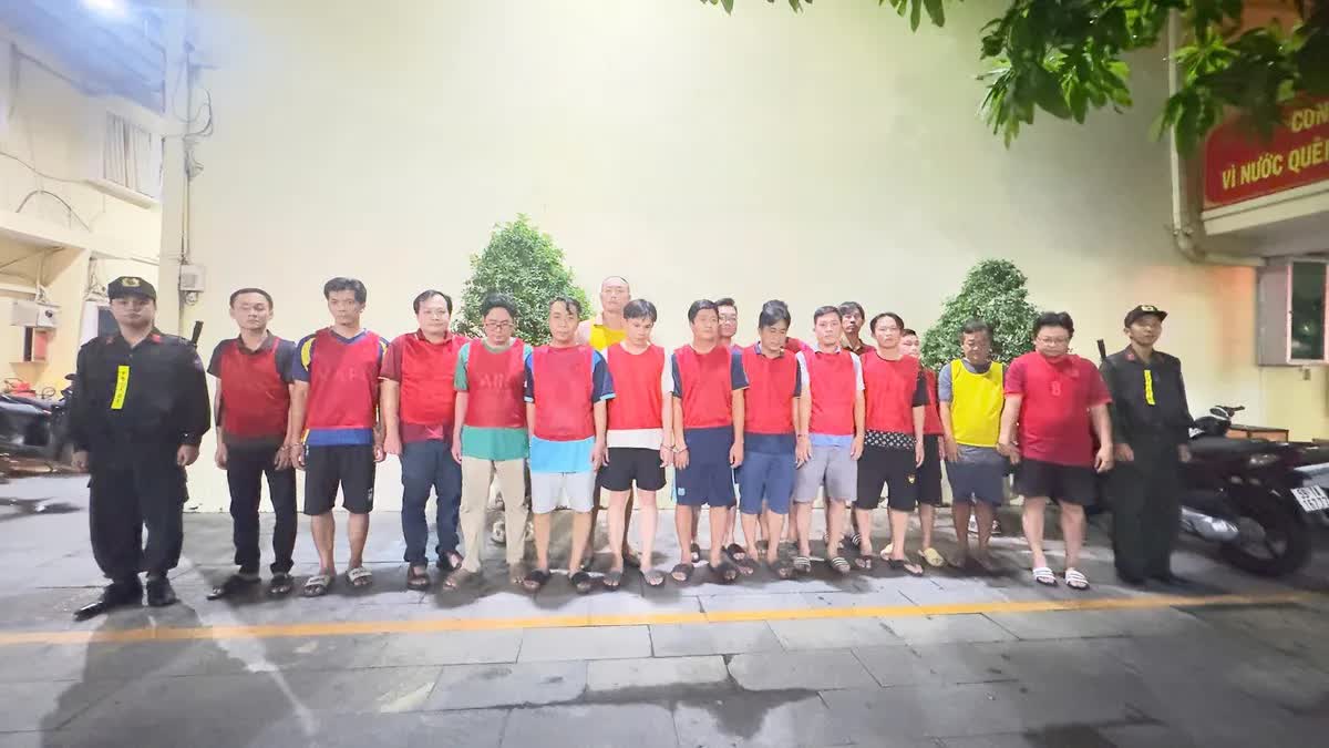 Bắt 17 đối tượng trong đường dây cá độ bóng đá, phơi cược ngụy trang trên phiếu giữ xe- Ảnh 2.