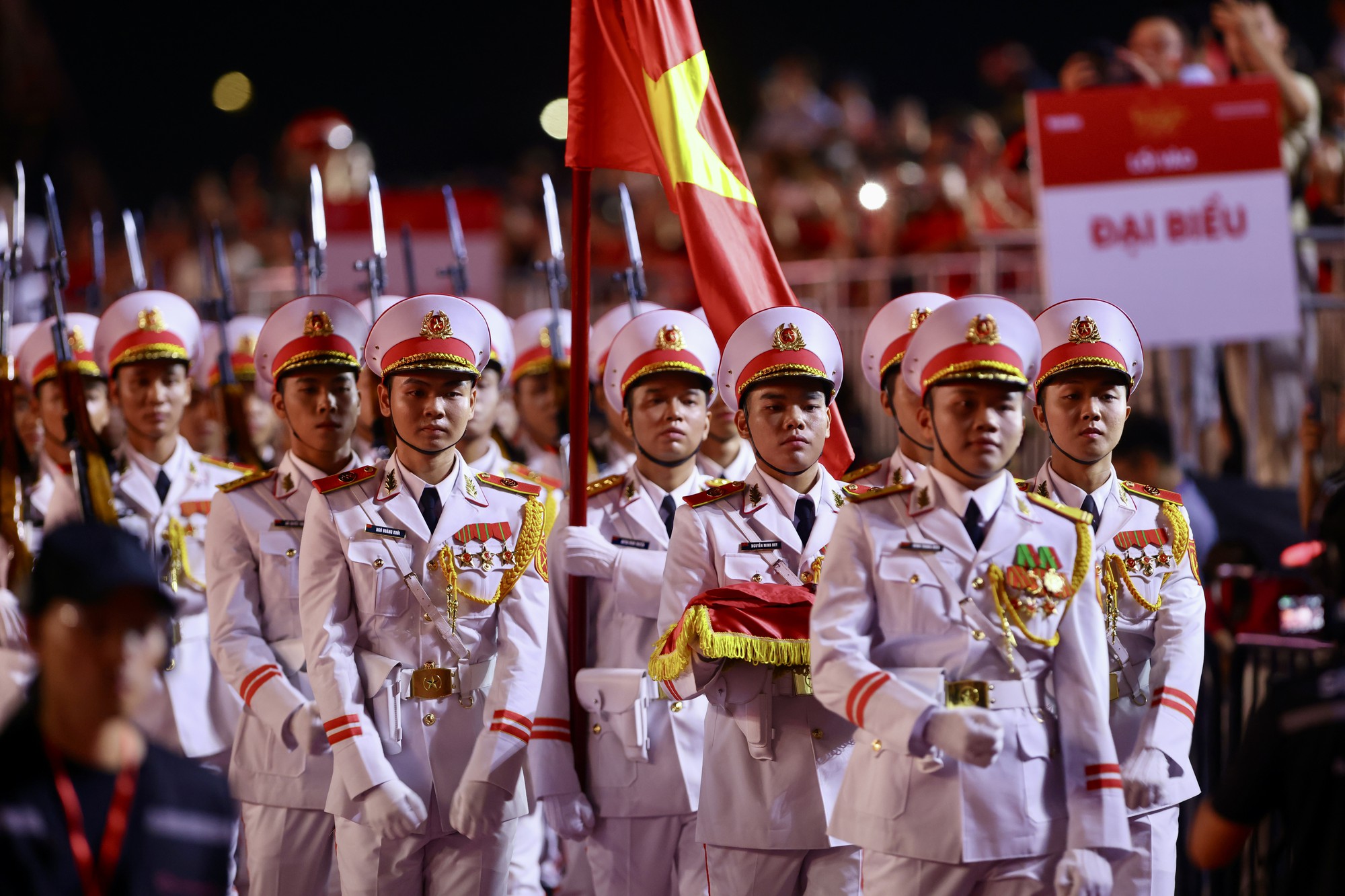 70.000 người cùng cất vang Tiến Quân Ca tại concert Tổ Quốc Trong Tim: Khoảnh khắc thiêng liêng khiến hàng triệu trái tim xúc động- Ảnh 1.
