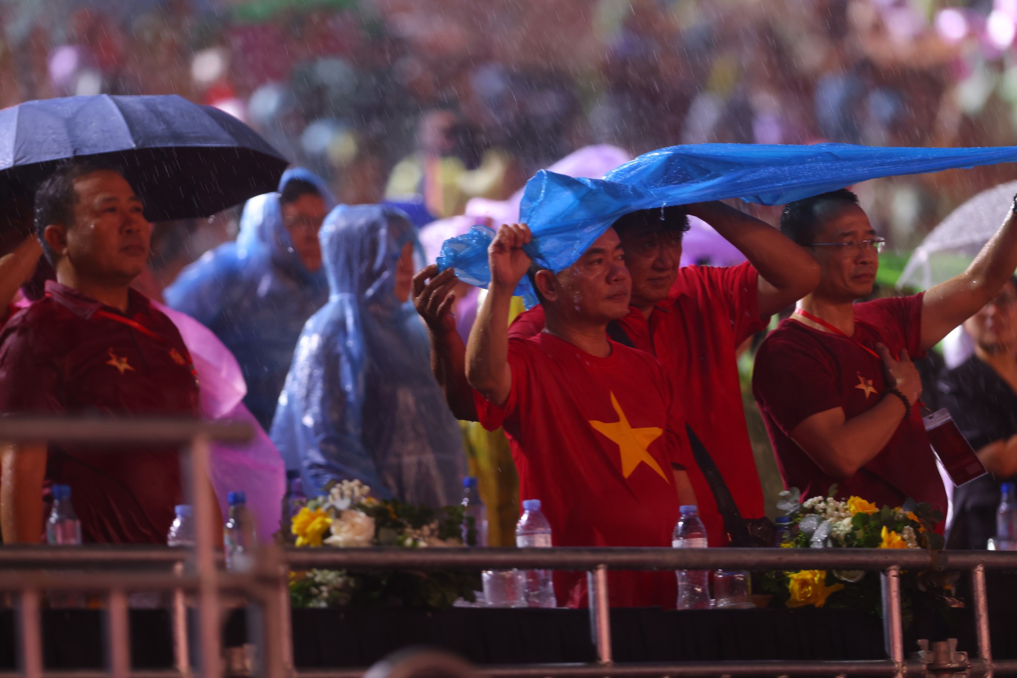 70.000 người cùng cất vang Tiến Quân Ca tại concert Tổ Quốc Trong Tim: Khoảnh khắc thiêng liêng khiến hàng triệu trái tim xúc động- Ảnh 7.