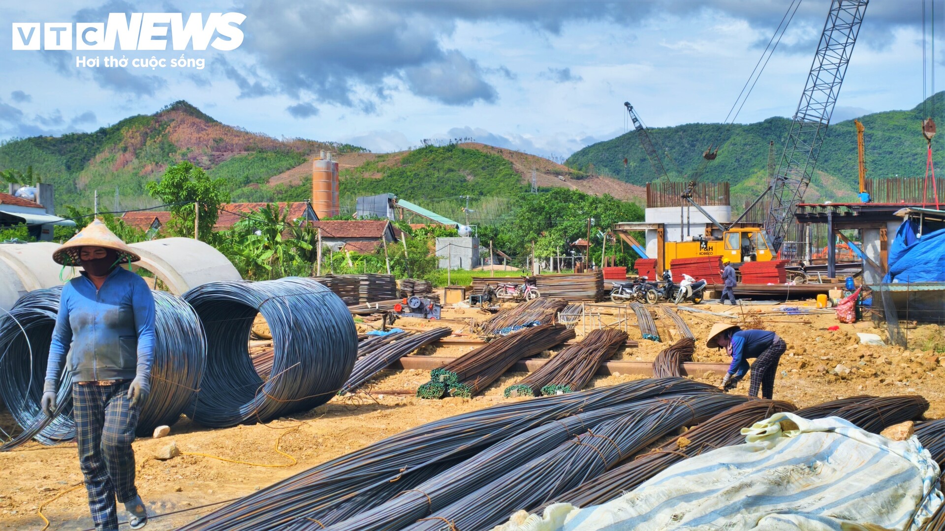 Hàng chục mũi thi công xuyên ngày đêm, cao tốc Quy Nhơn - Pleiku tăng tốc- Ảnh 4.