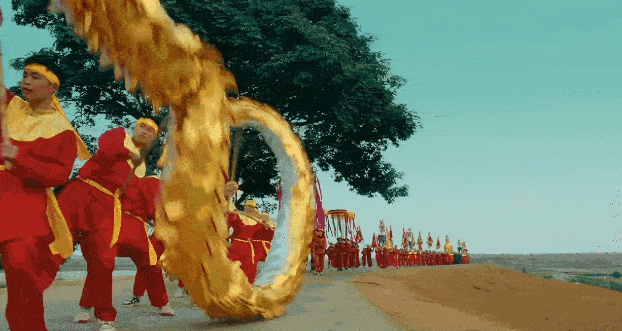 Tự hào nghệ sĩ Việt làm văn hóa vùng miền viral: Cô dâu Khmer Phương Mỹ Chi đẹp lộng lẫy, Hoàng Thùy Linh xưng vương với chất liệu Tây Bắc- Ảnh 10.