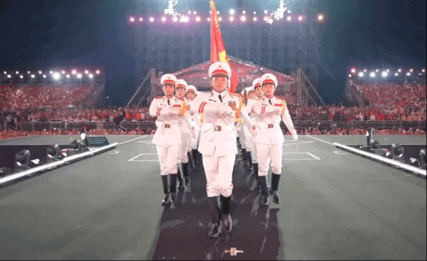 70.000 người cùng cất vang Tiến Quân Ca tại concert Tổ Quốc Trong Tim: Khoảnh khắc thiêng liêng khiến hàng triệu trái tim xúc động- Ảnh 3.