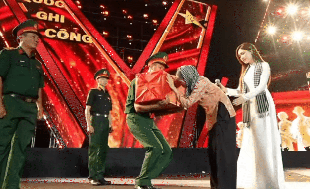 Giọt nước mắt khiến cả nước xúc động của Hòa Minzy - Ảnh 3.