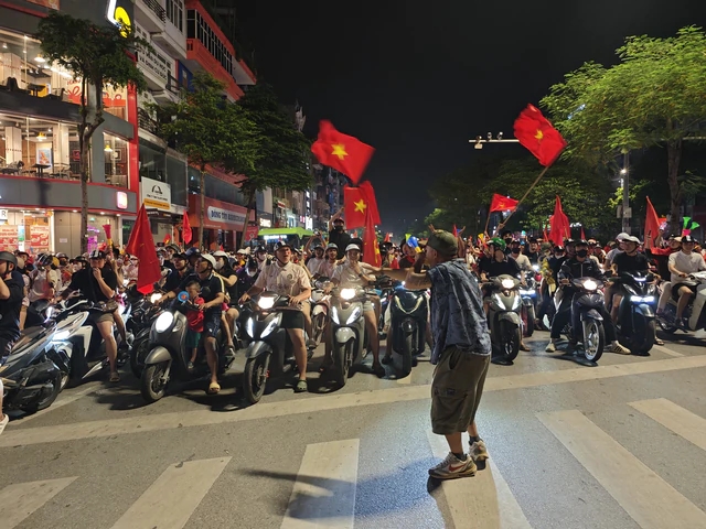 Cảnh tượng chỉ có ở Việt Nam lúc 23h ngày 26/8- Ảnh 2.