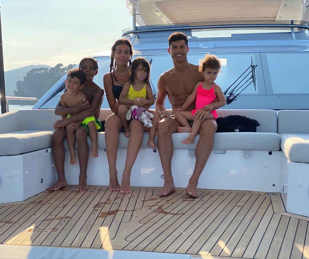 Bên trong "cung điện" hơn 200 tỷ đồng của Ronaldo và vợ, góc nào cũng toát lên sự giàu có - Ảnh 6.