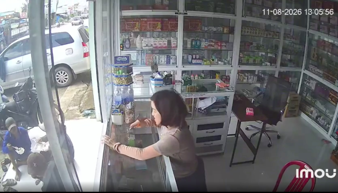 Thấy nhóm thợ hồ ngồi ăn trước cửa hiệu thuốc, nữ dược sĩ có hành động hút hơn 1 triệu lượt xem- Ảnh 1.
