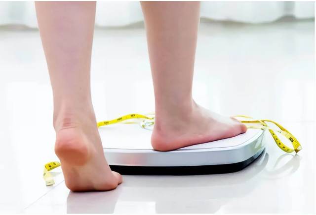 Không chỉ đồ ngọt: 3 nhóm thực phẩm quen thuộc có thể khiến đường huyết tăng và vòng eo ngày càng lớn - Ảnh 2.