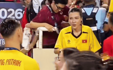 MC Hoàng Oanh và Lê Giang Patrik hôn nhau ăn mừng Việt Nam vô địch!- Ảnh 1.