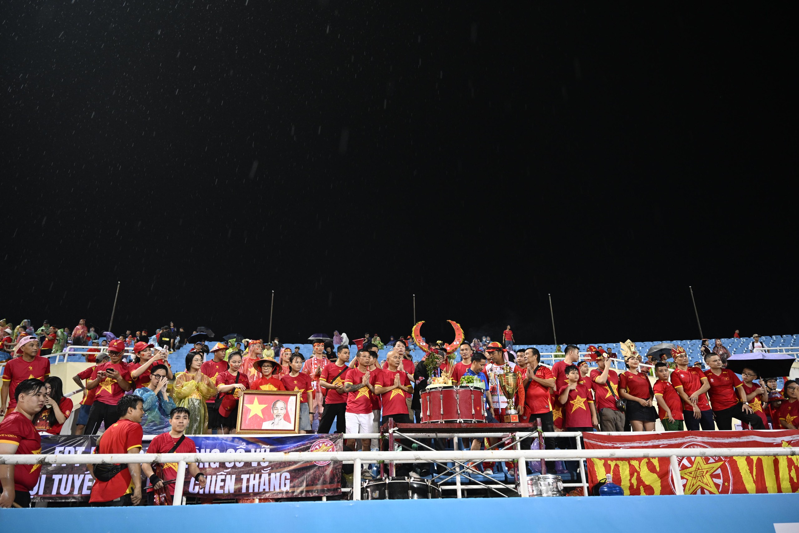 Diễn biến ĐT Việt Nam vs Singapore: Đình Bắc bỏ lỡ cơ hội ghi bàn - Ảnh 9.