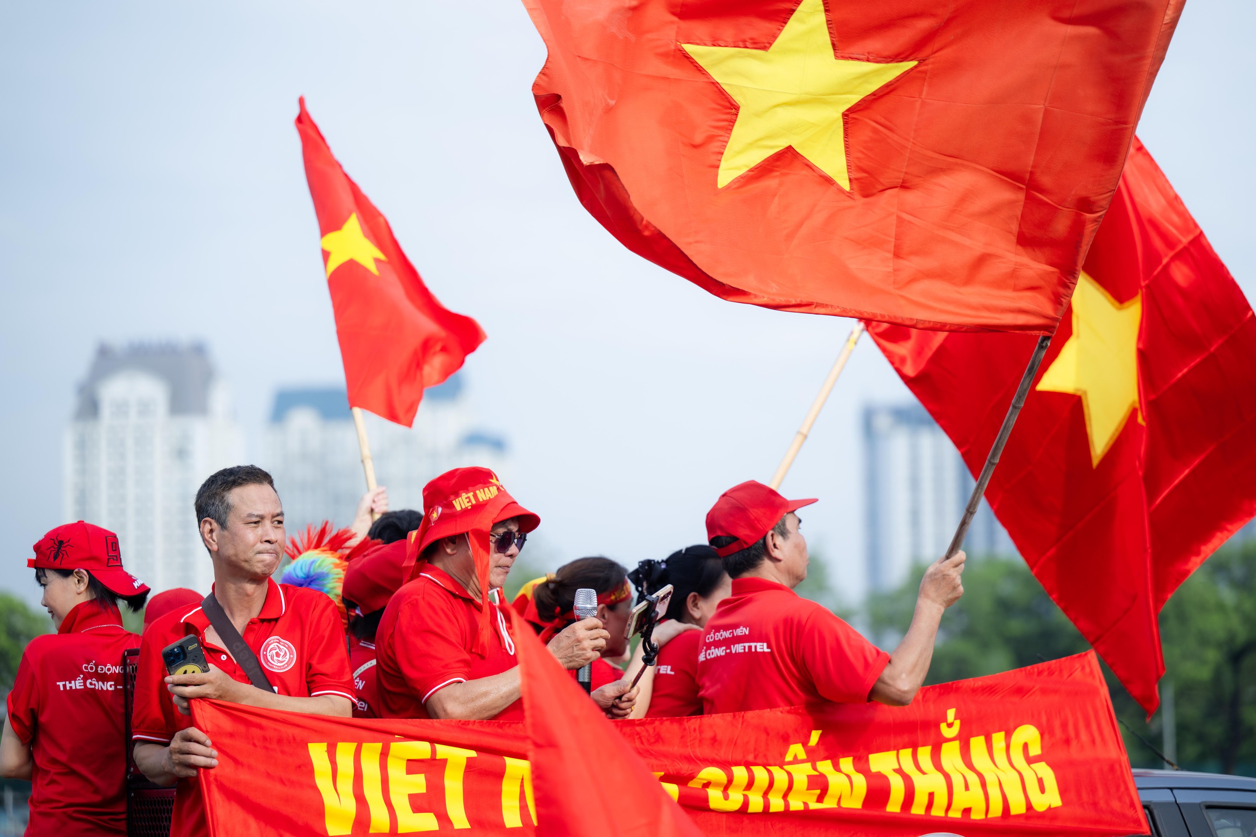 Mỹ Đình sục sôi trước giờ bóng lăn, Việt Nam đang rất gần chức vô địch rồii! - Ảnh 14.
