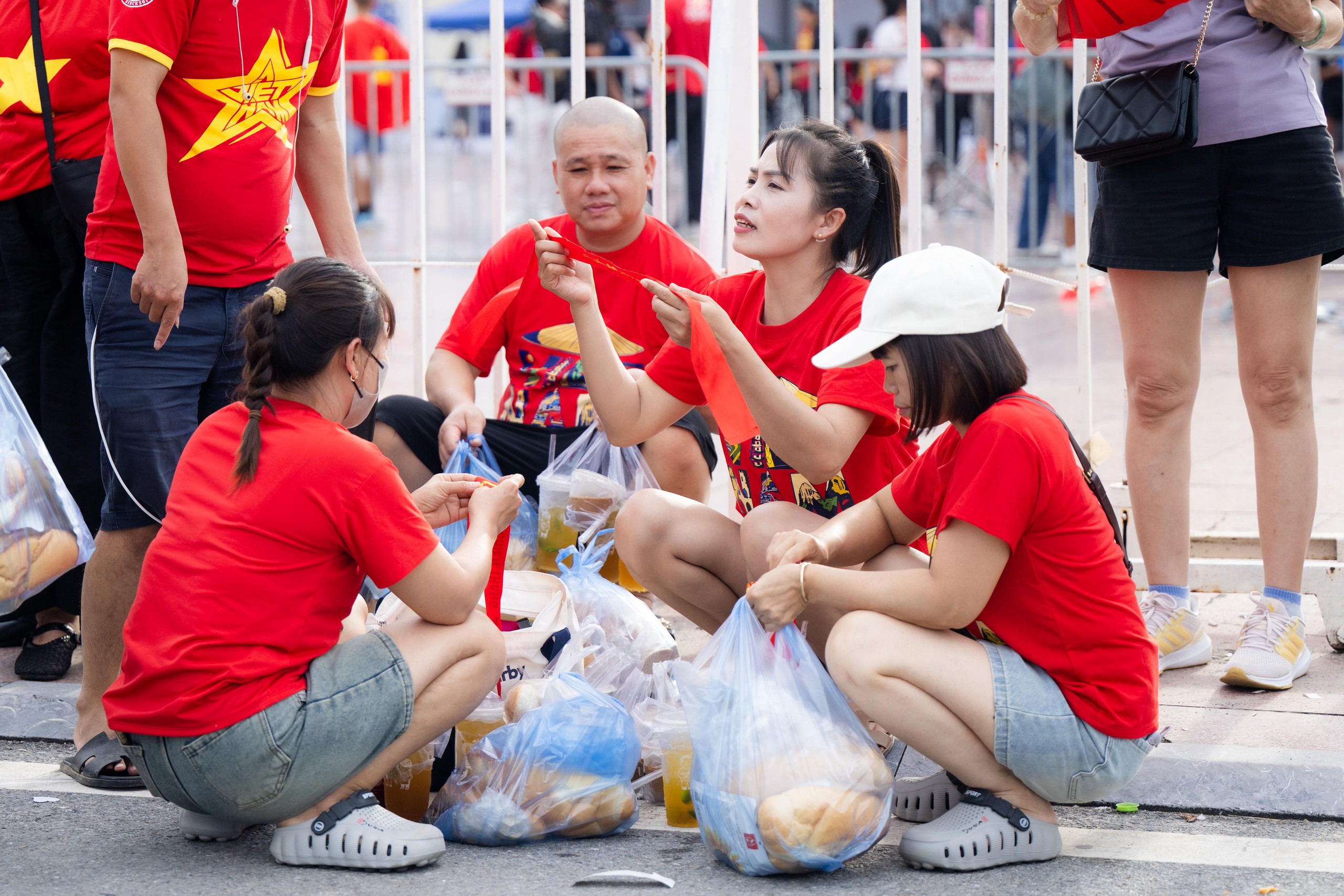 Mỹ Đình sục sôi trước giờ bóng lăn, Việt Nam đang rất gần chức vô địch rồii! - Ảnh 11.