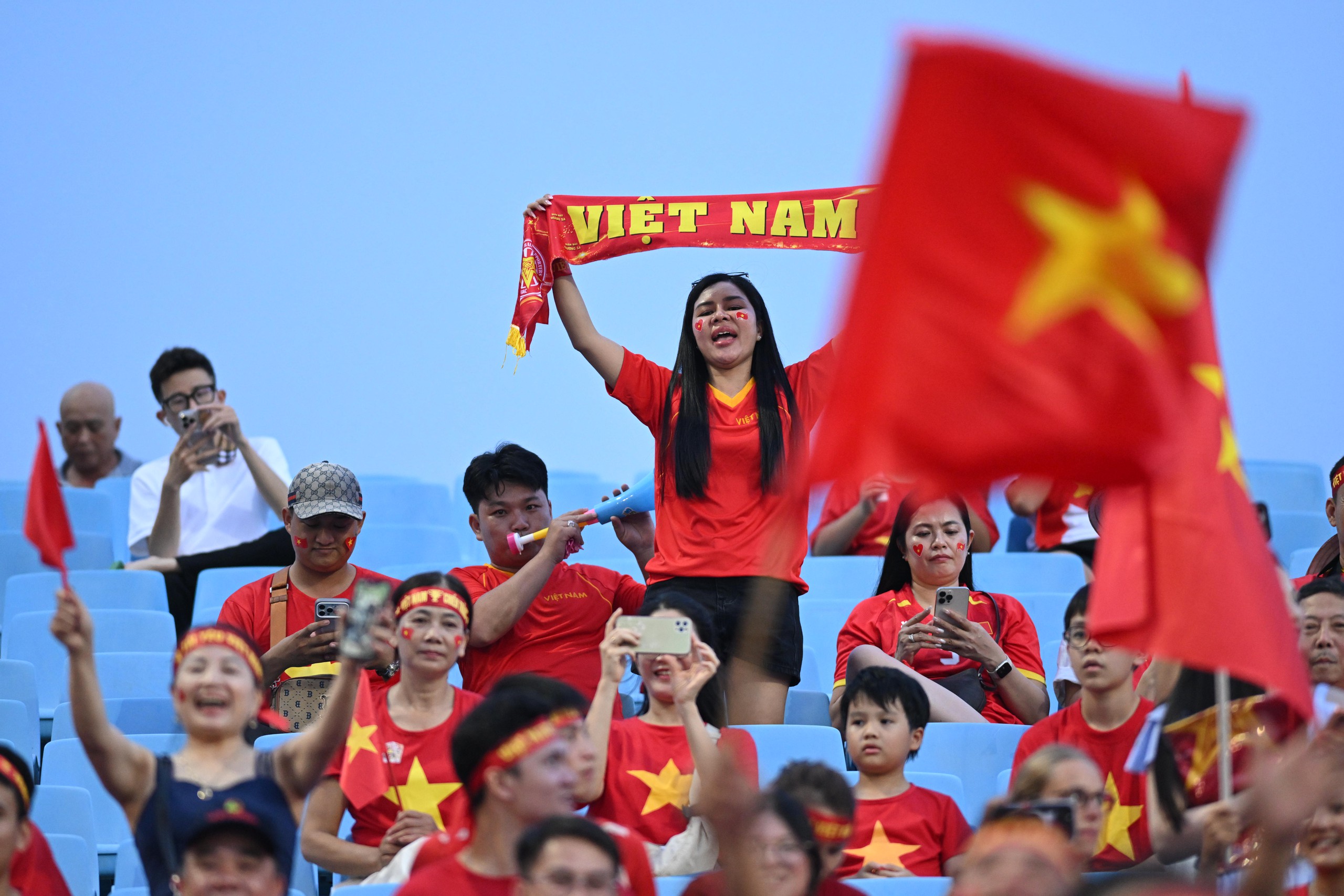 Mỹ Đình sục sôi trước giờ bóng lăn, Việt Nam đang rất gần chức vô địch rồii! - Ảnh 16.