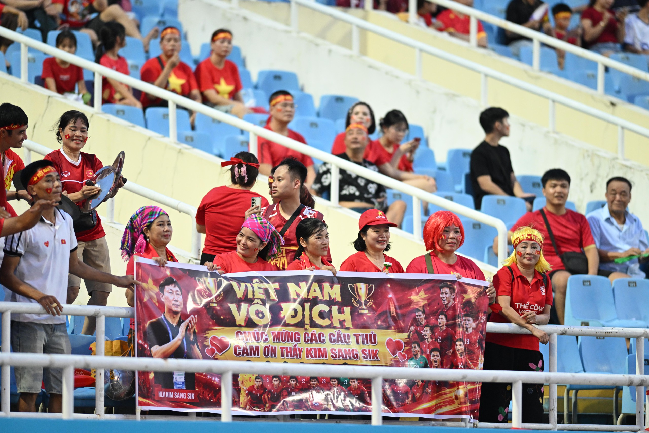 Mỹ Đình sục sôi trước giờ bóng lăn, Việt Nam đang rất gần chức vô địch rồii! - Ảnh 14.