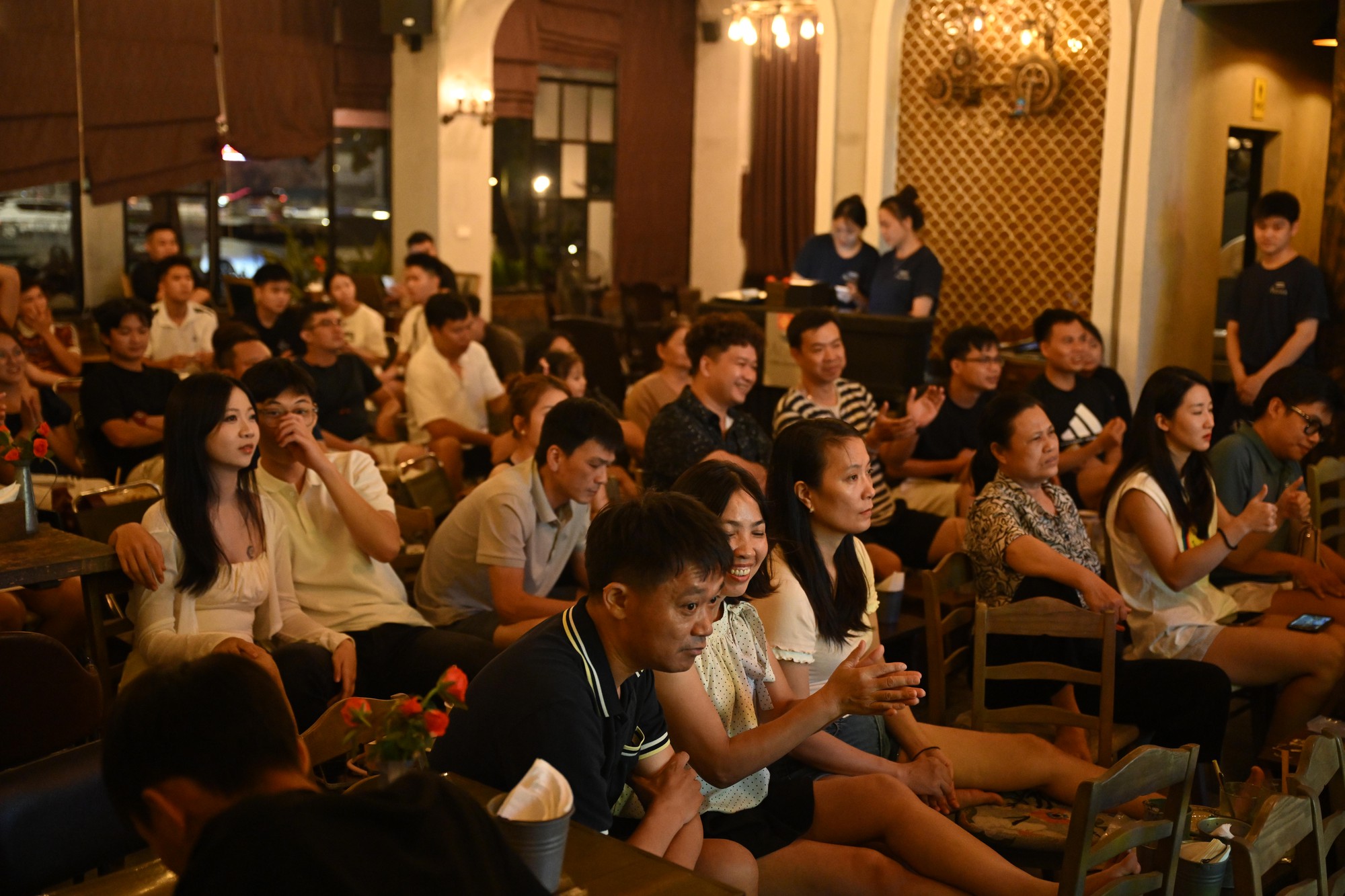 Chùm ảnh: Cảm xúc CĐV Việt Nam “lên xuống” như tàu lượn trong trận bán kết với Malaysia - Ảnh 15.
