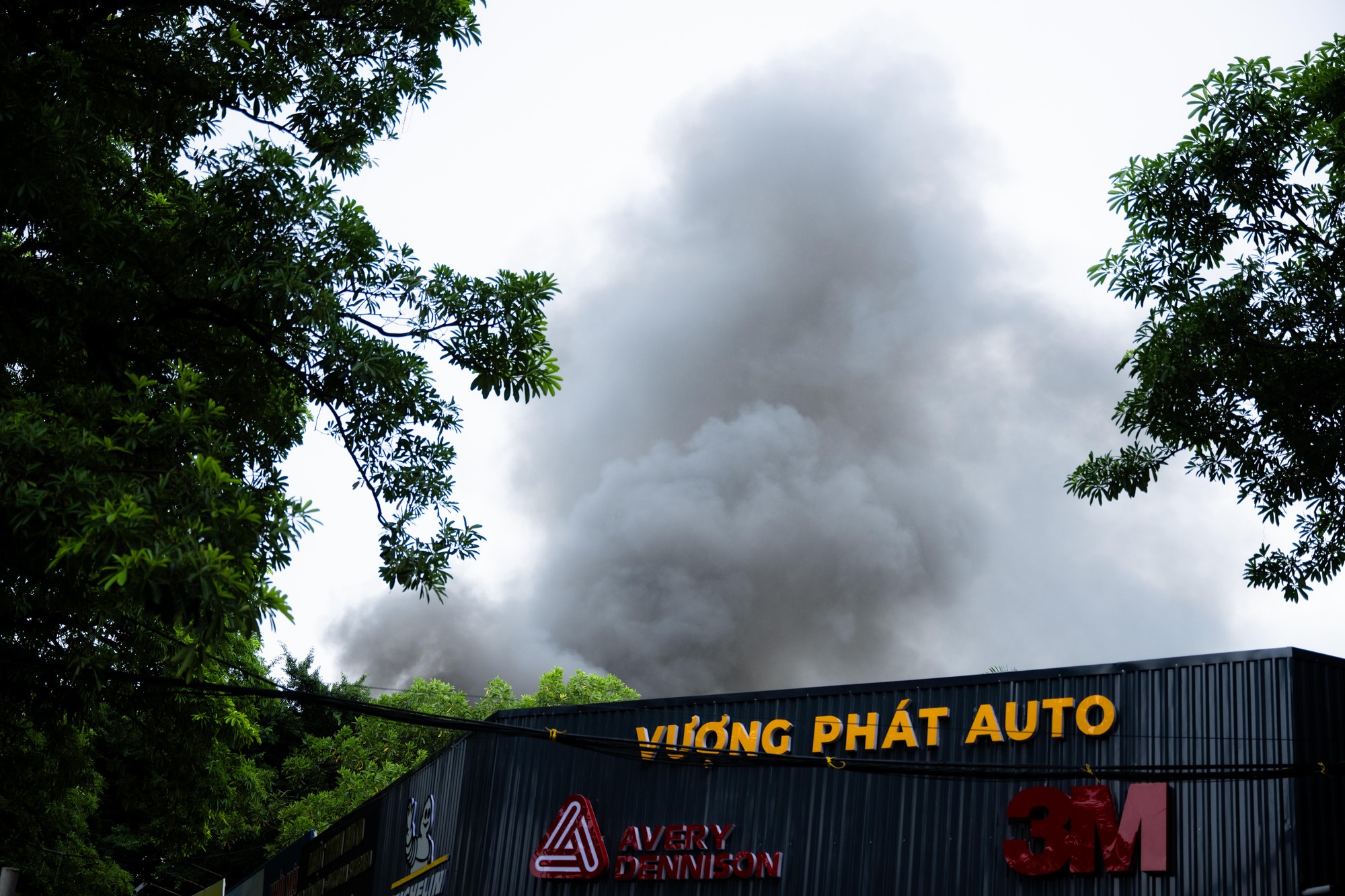 Nhân chứng kể khoảnh khắc gara ô tô ở Hà Nội chìm trong biển lửa: Nghe tiếng nổ, nhiều người bật khóc khi mất hết tài sản- Ảnh 1.