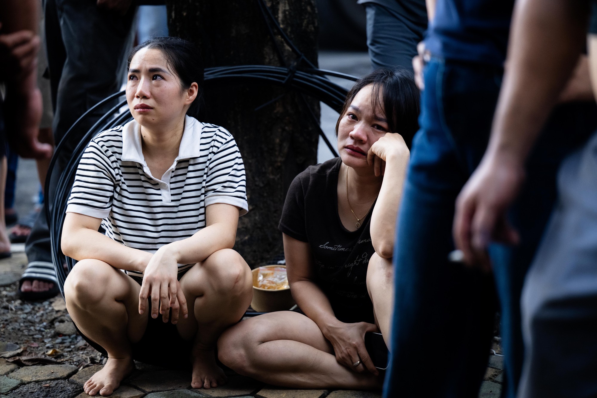 Nhân chứng kể khoảnh khắc gara ô tô ở Hà Nội chìm trong biển lửa: Nghe tiếng nổ, nhiều người bật khóc khi mất hết tài sản- Ảnh 6.