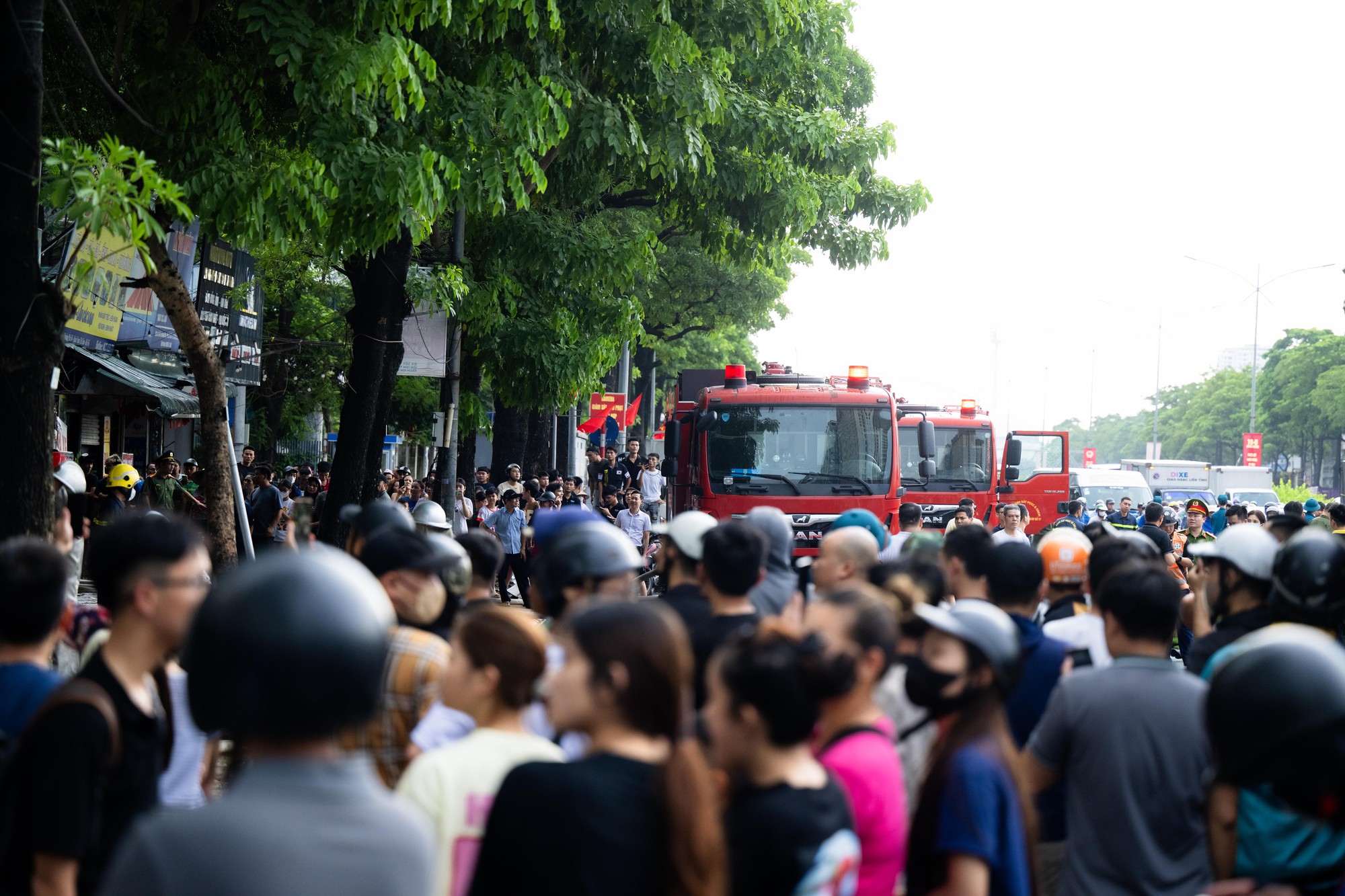 Nhân chứng kể khoảnh khắc gara ô tô ở Hà Nội chìm trong biển lửa: Nghe tiếng nổ, nhiều người bật khóc khi mất hết tài sản- Ảnh 10.