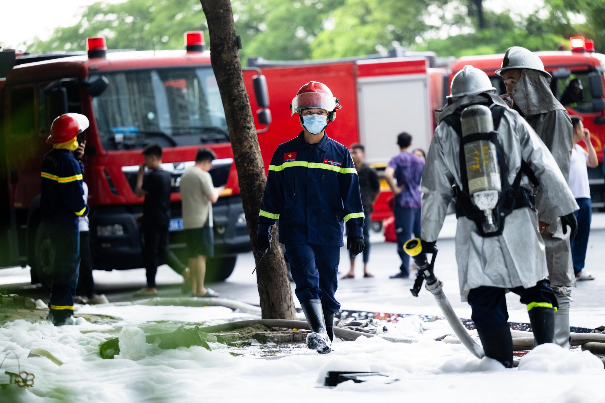 Nhân chứng kể khoảnh khắc gara ô tô ở Hà Nội chìm trong biển lửa: Nghe tiếng nổ, nhiều người bật khóc khi mất hết tài sản- Ảnh 11.
