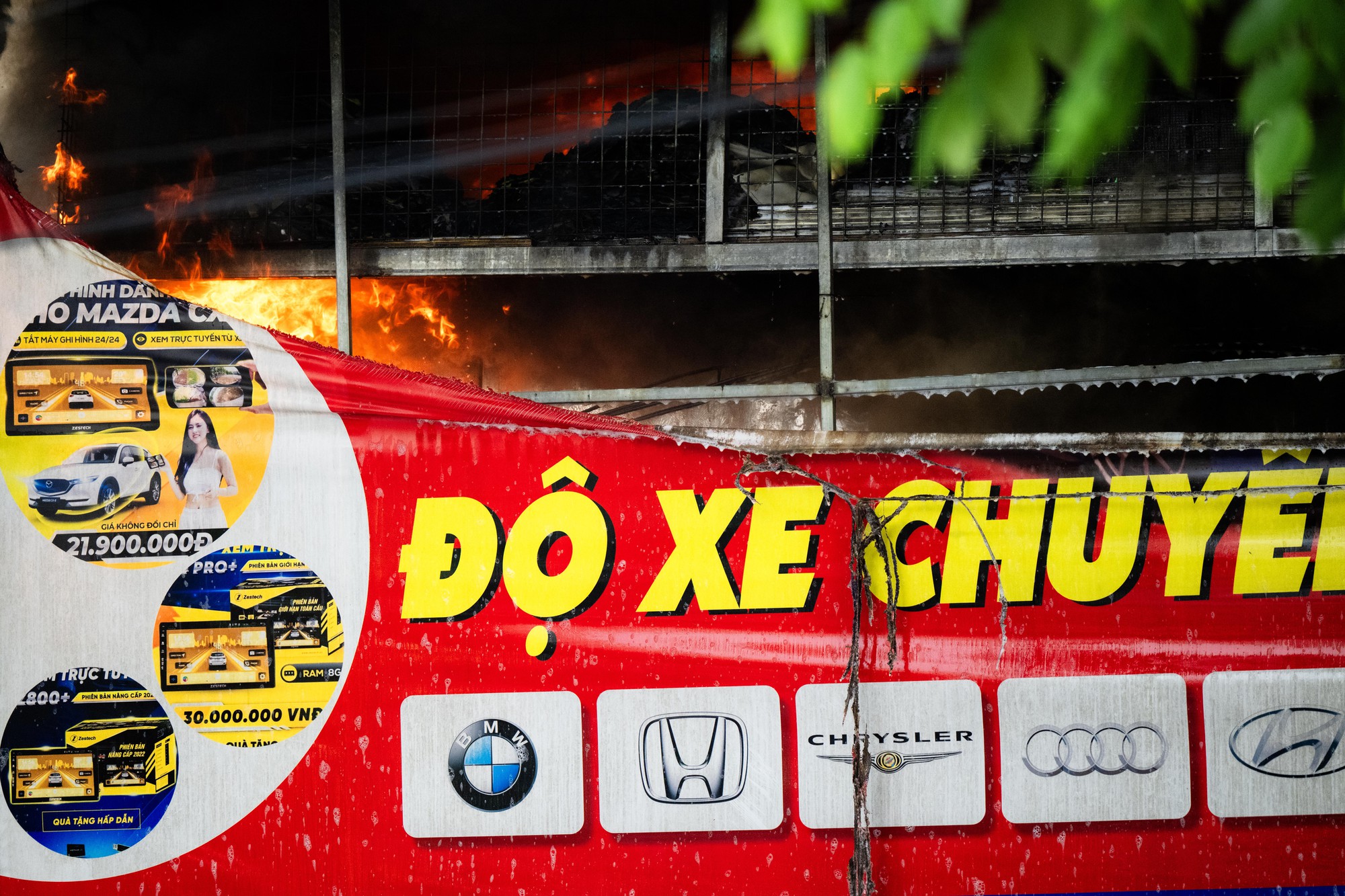 Nhân chứng kể khoảnh khắc gara ô tô ở Hà Nội chìm trong biển lửa: Nghe tiếng nổ, nhiều người bật khóc khi mất hết tài sản- Ảnh 4.