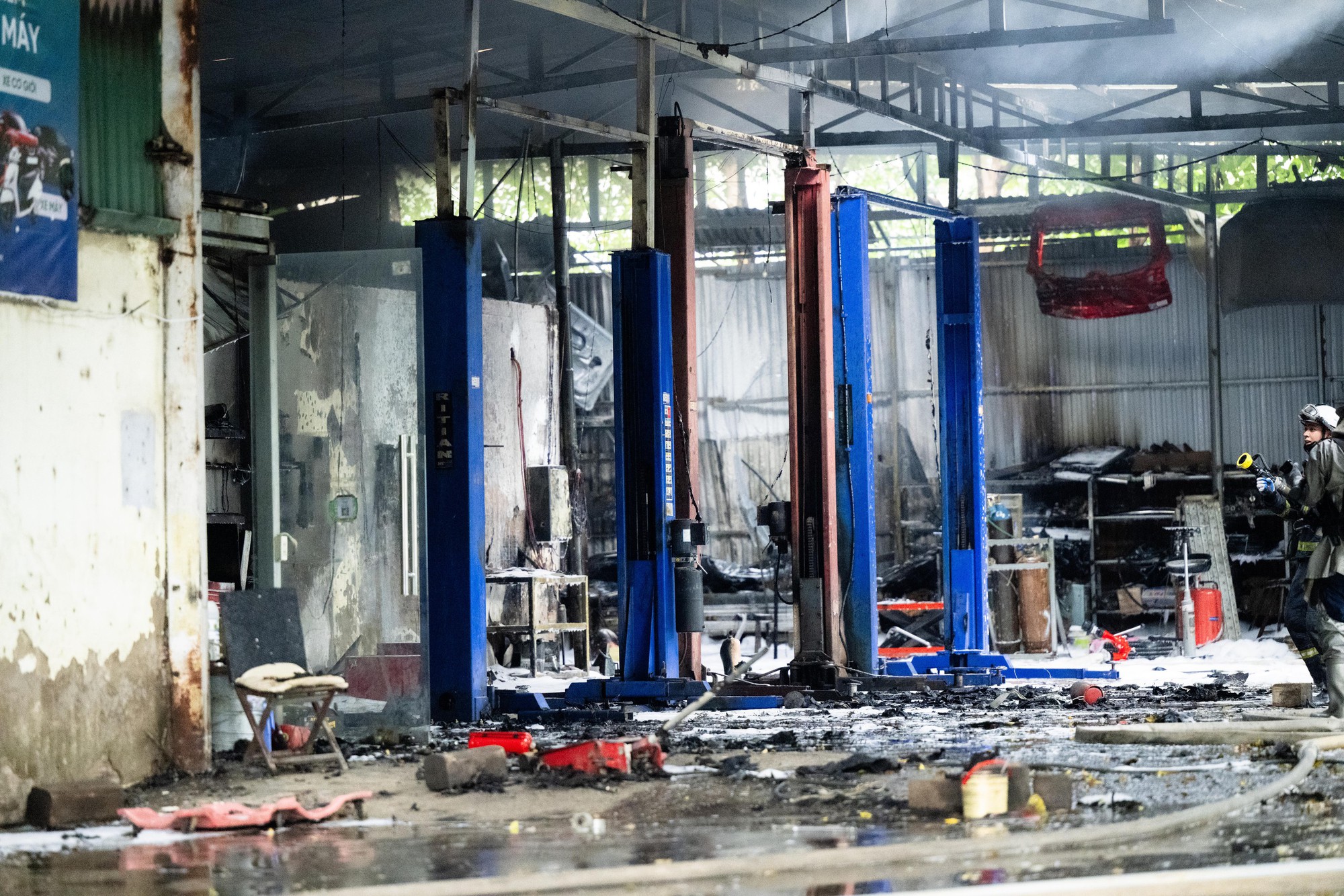 Nhân chứng kể khoảnh khắc gara ô tô ở Hà Nội chìm trong biển lửa: Nghe tiếng nổ, nhiều người bật khóc khi mất hết tài sản- Ảnh 8.
