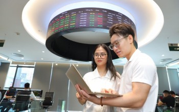 Chứng khoán phái sinh ngày 13/8: Chênh lệch âm mở rộng khi VN30-Index thử thách mốc 1.900 điểm