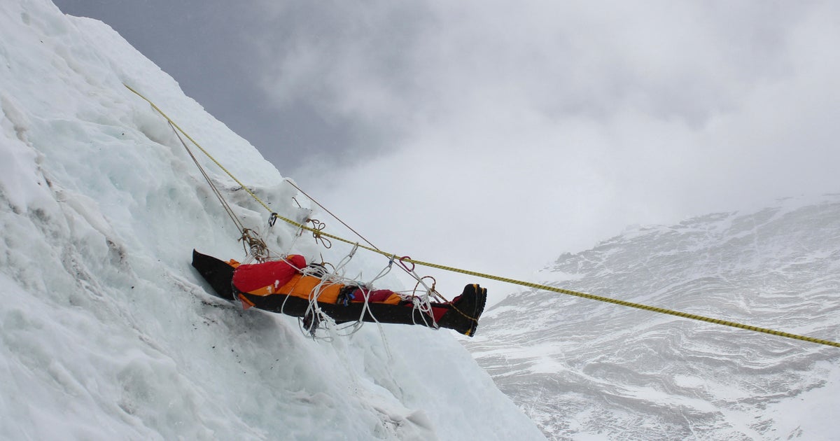Vì sao có hơn 200 thi thể trên núi Everest không được đưa xuống đất và an táng?  - Ảnh 1.