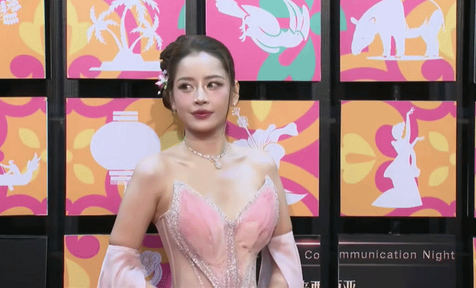 Chi Pu là nghệ sĩ Việt duy nhất bùng nổ visual trên thảm đỏ Gala Weibo, "chặt đẹp" Baifern Pimchanok nhạt nhòa sến sẩm - Ảnh 3.