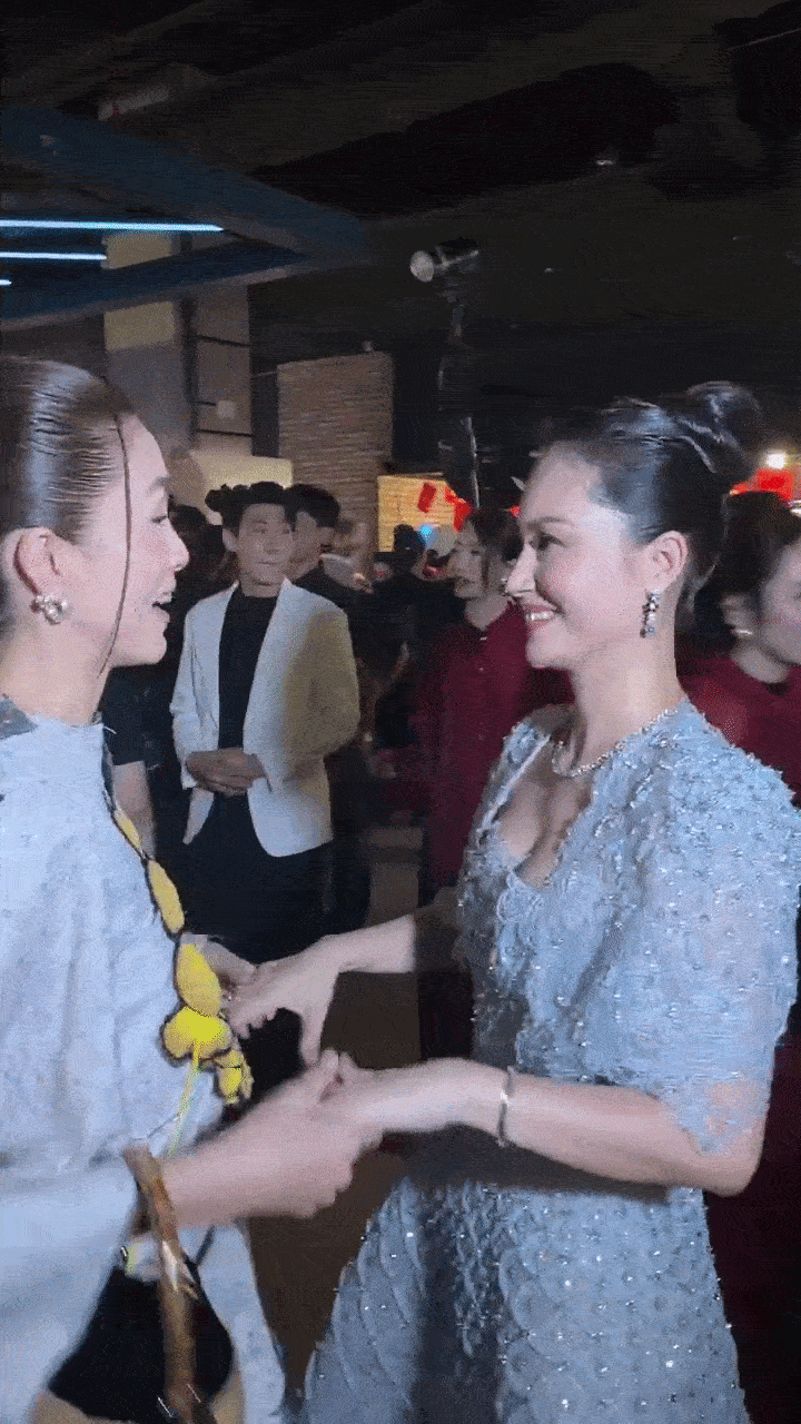 2 Hoàng hậu đẹp nhất Vbiz chung khung hình: Nhan sắc cao sang lộng lẫy khiến cả cõi mạng nổ tung- Ảnh 2.