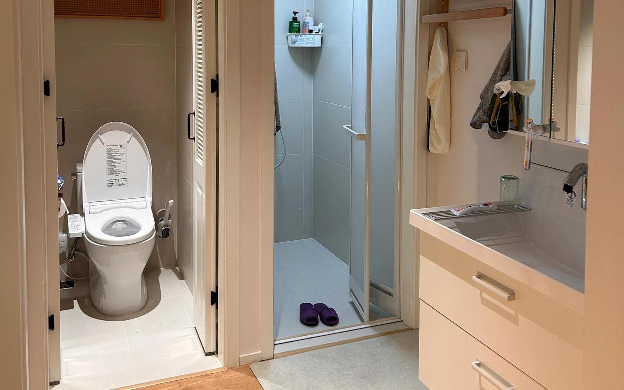 Phòng tắm chỉ dùng vách kính để ngăn khô – ướt vẫn chưa đủ: Cách người Nhật chia không gian mới thực sự đáng học hỏi- Ảnh 1.