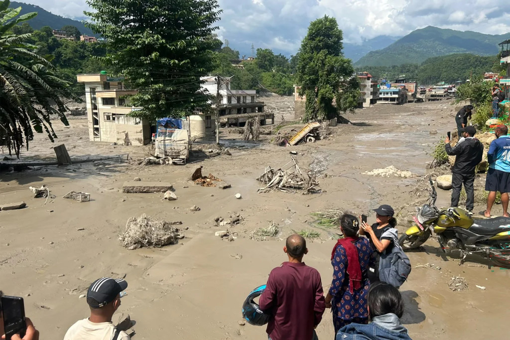 Ít nhất 150 người đã thiệt mạng khi lũ quét hàng trăm du khách ở biên giới Nepal - Trung Quốc: Cây cầu sụp đổ trong tích tắc, cứu hộ gấp rút từng giây - Ảnh 1.