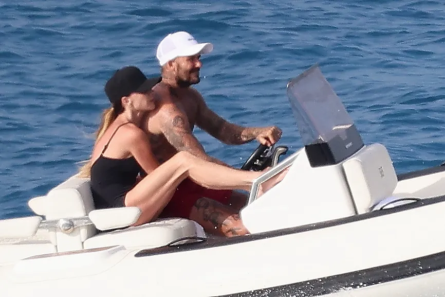 Địa Trung Hải “chia đôi” nhà Beckham: Cậu cả tình tứ cùng vợ xuất thân nhà tỷ phú, Beck-Vic và các con quây quần trên du thuyền khác - Ảnh 7.