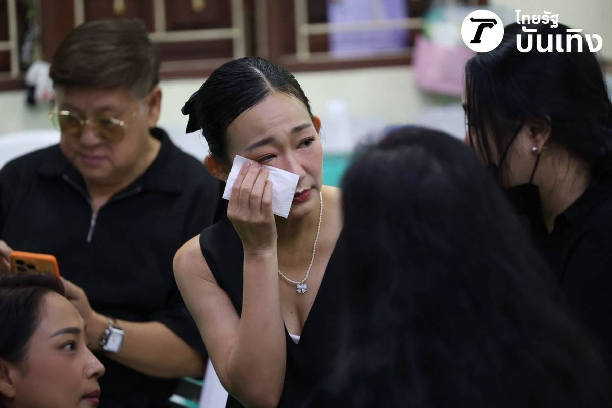 Tang lễ nam ca sĩ 8X được tìm thấy tử vong dưới sống: Mẹ già - bạn gái khóc nghẹn, dàn sao thất thần đến tiễn biệt- Ảnh 12.