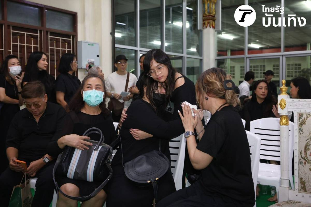 Tang lễ nam ca sĩ 8X được tìm thấy tử vong dưới sống: Mẹ già - bạn gái khóc nghẹn, dàn sao thất thần đến tiễn biệt- Ảnh 9.