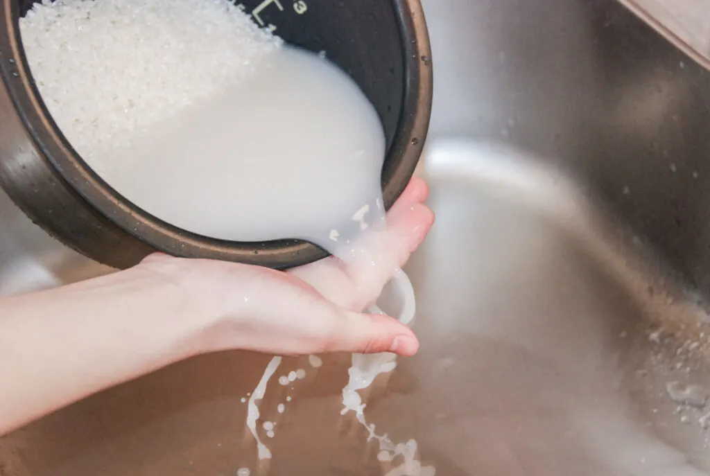 Vì sao không nên vo gạo 2 lần trong nồi cơm điện? - Ảnh 2.