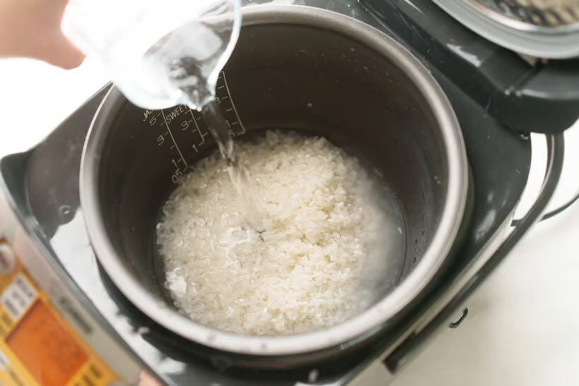 Vì sao không nên vo gạo 2 lần trong nồi cơm điện? - Ảnh 3.