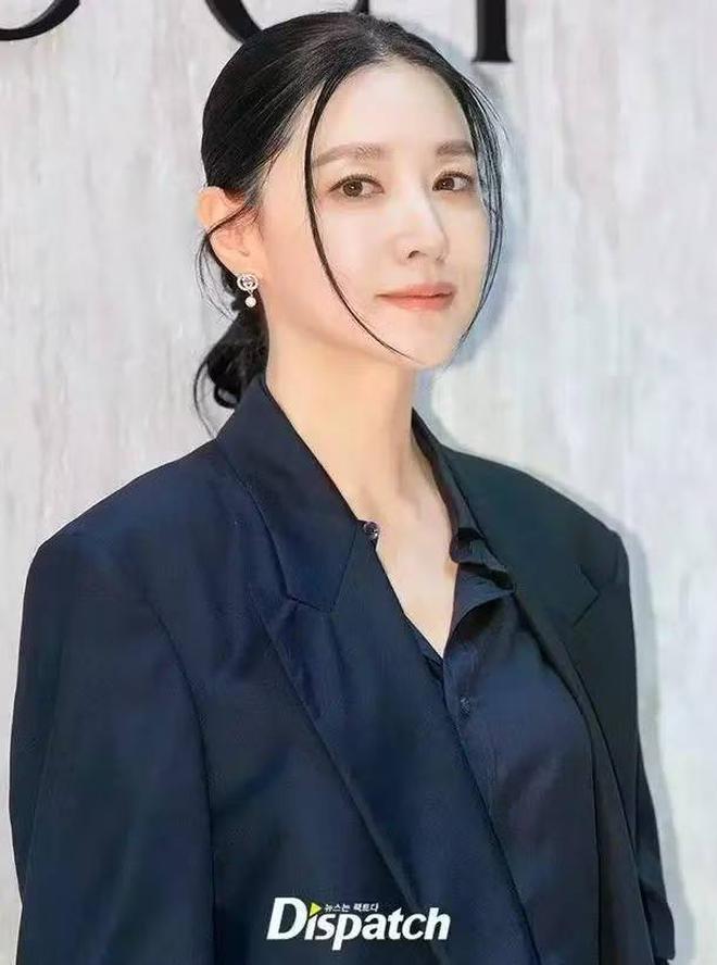 Lee Young Ae tuổi 55 vẫn đẹp thần thái, da mọng collagen: Từ lâu đã kết thân 3 bài tập chống già từ bên trong- Ảnh 1.