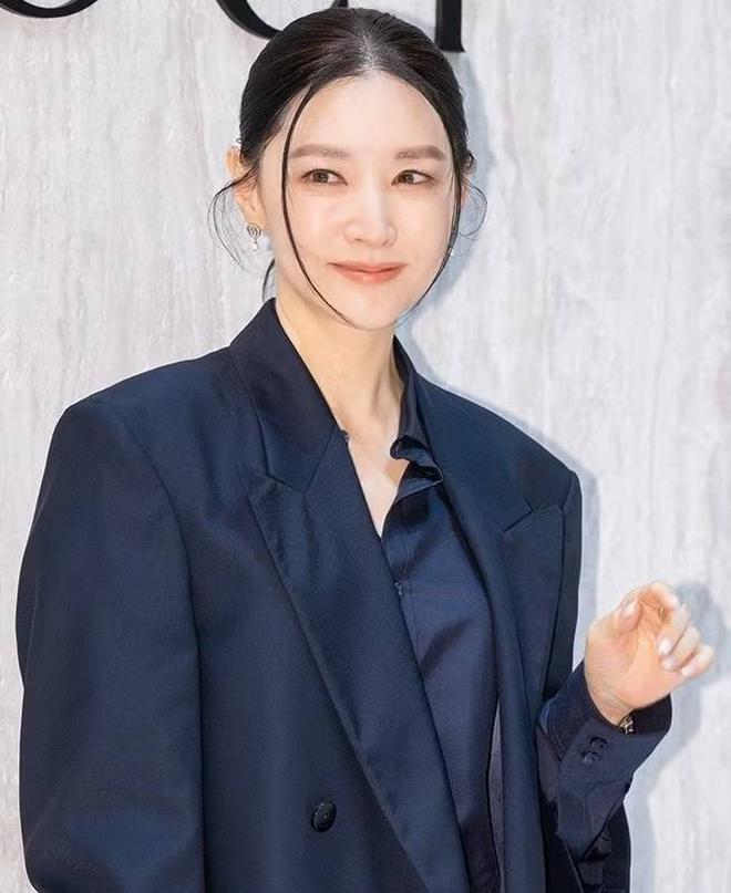 Lee Young Ae tuổi 55 vẫn đẹp thần thái, da mọng collagen: Từ lâu đã kết thân 3 bài tập chống già từ bên trong- Ảnh 2.