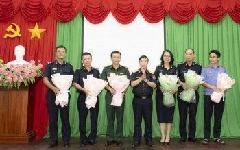 Thưởng nóng lực lượng triệt phá vụ buôn lậu ngà voi quy mô lớn tại cảng Quy Nhơn Thưởng nóng lực lượng phá chuyên án gần 13 tấn ngà voi, xương động vật quý hiếm tại cảng Quy Nhơn