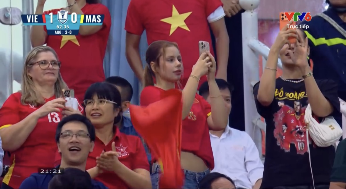 Cô gái lọt camera khi Xuân Son ghi bàn ở Mỹ Đình: Tưởng khán giả vô danh, ai ngờ là bạn gái Nguyễn Tài Lộc- Ảnh 2.