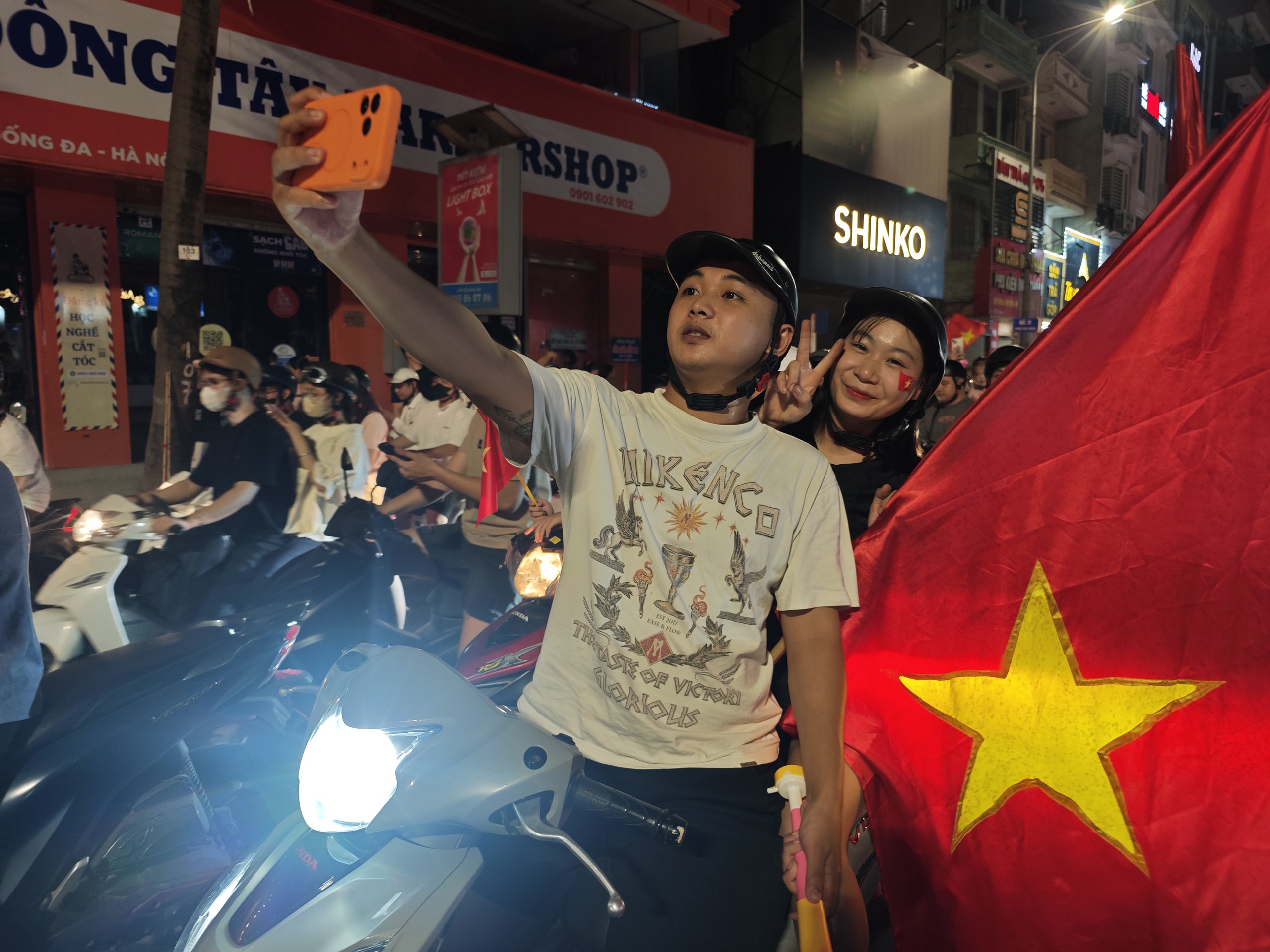 Hàng vạn người đổ ra đường ăn mừng chiến thắng: Việt Nam lại có một đêm không ngủ! - Ảnh 56.
