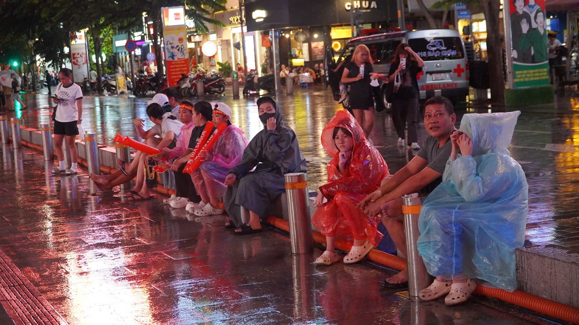 Chùm ảnh: Cảm xúc CĐV Việt Nam “lên xuống” như tàu lượn trong trận bán kết với Malaysia - Ảnh 3.