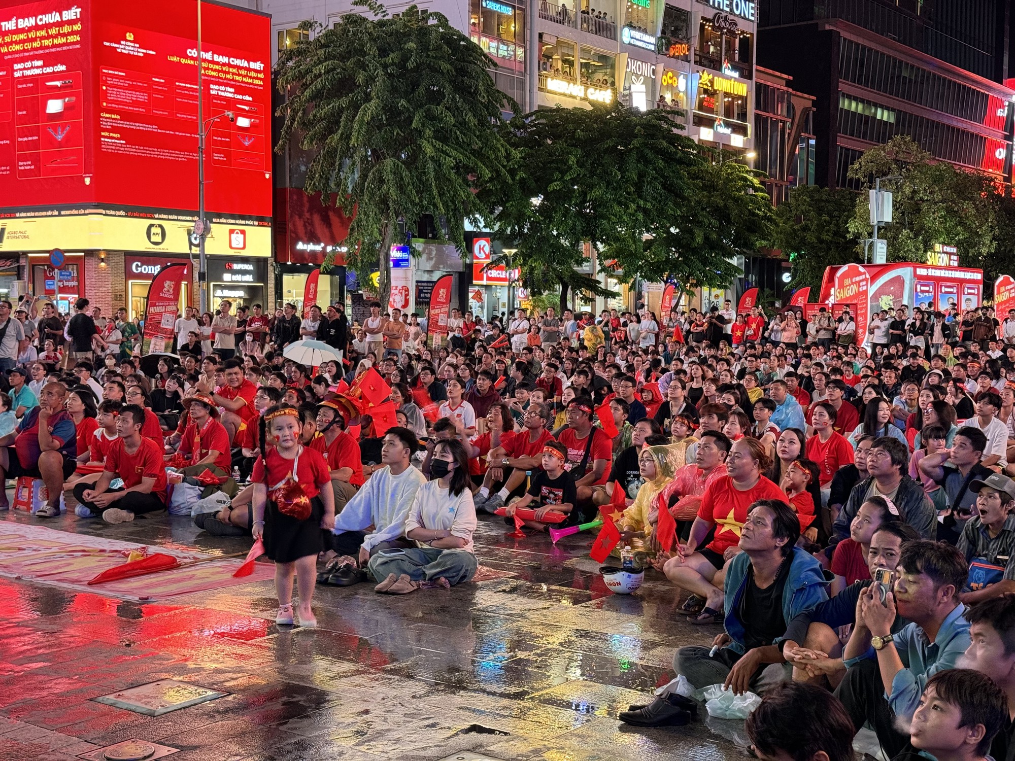 Chùm ảnh: Cảm xúc CĐV Việt Nam “lên xuống” như tàu lượn trong trận bán kết với Malaysia - Ảnh 5.