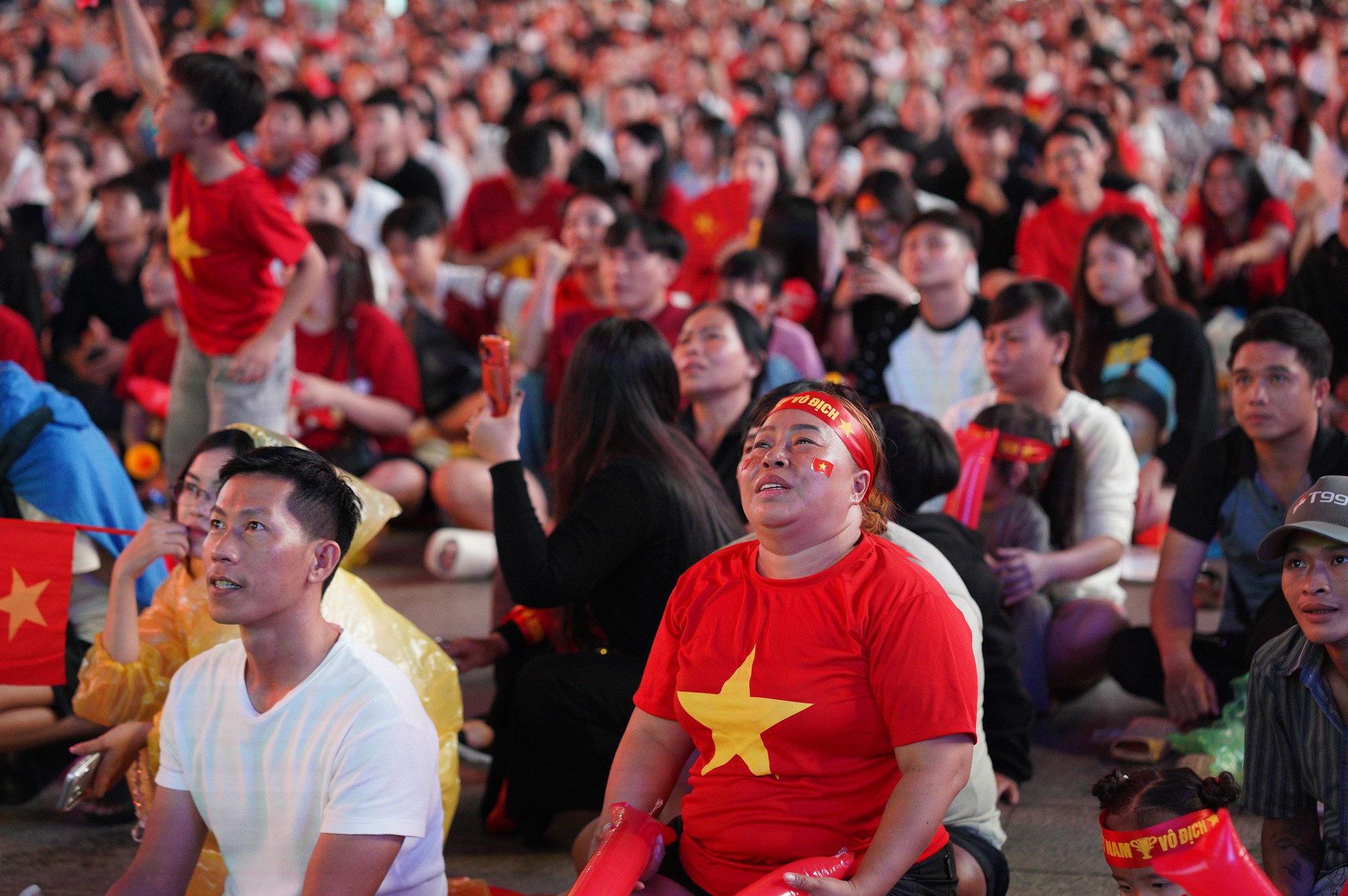 Chùm ảnh: Cảm xúc CĐV Việt Nam “lên xuống” như tàu lượn trong trận bán kết với Malaysia - Ảnh 13.