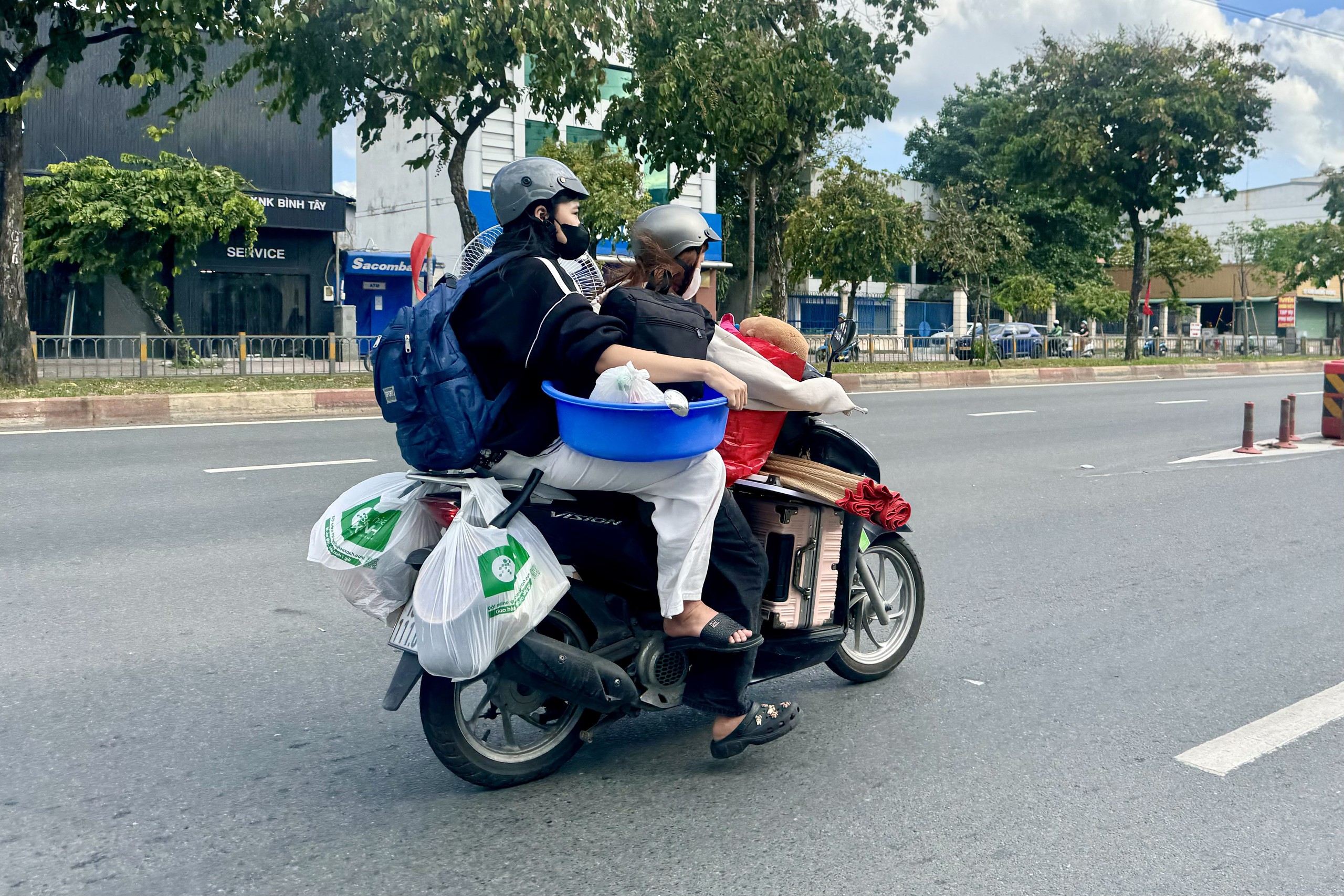 5 ngày nghỉ lễ bắt đầu từ mai: Đường phố Hà Nội và TPHCM lúc này! - Ảnh 1.