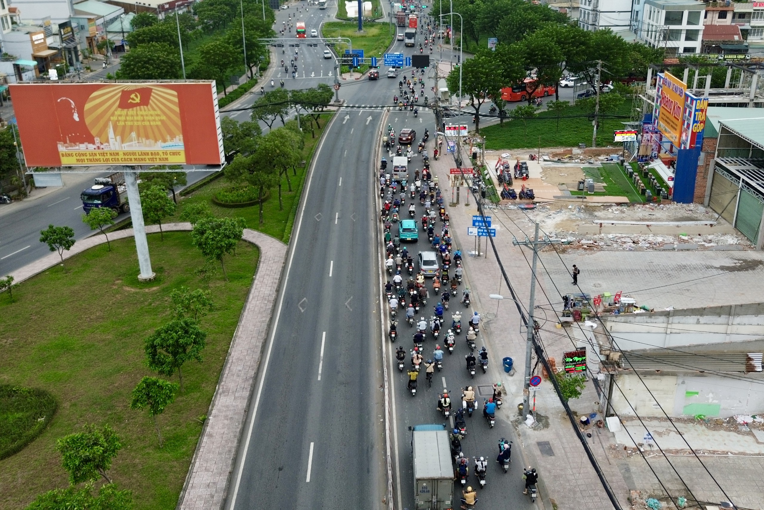 5 ngày nghỉ lễ bắt đầu từ mai: Đường phố Hà Nội và TPHCM lúc này! - Ảnh 14.