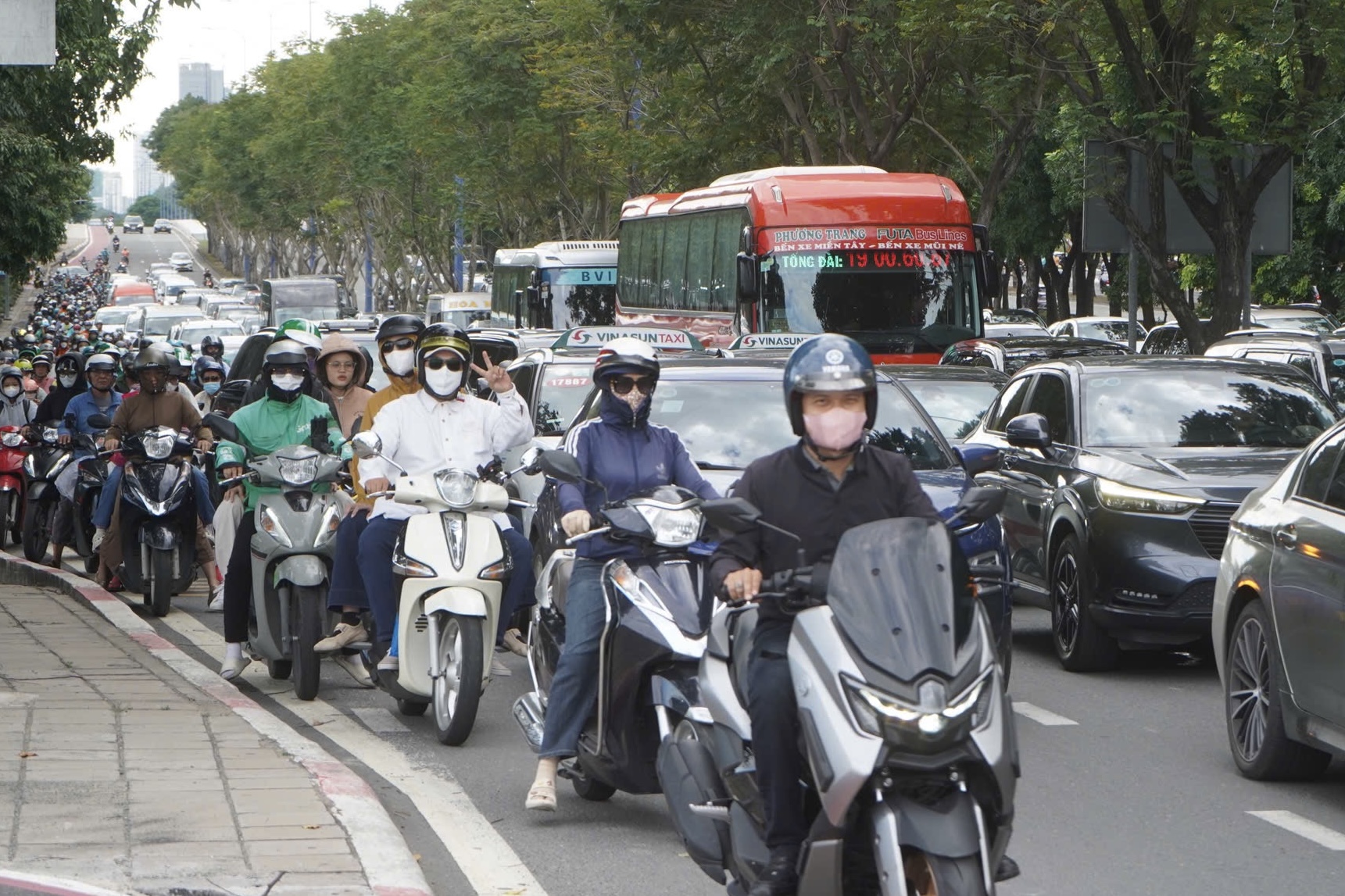 5 ngày nghỉ lễ bắt đầu từ mai: Đường phố Hà Nội và TPHCM lúc này! - Ảnh 16.