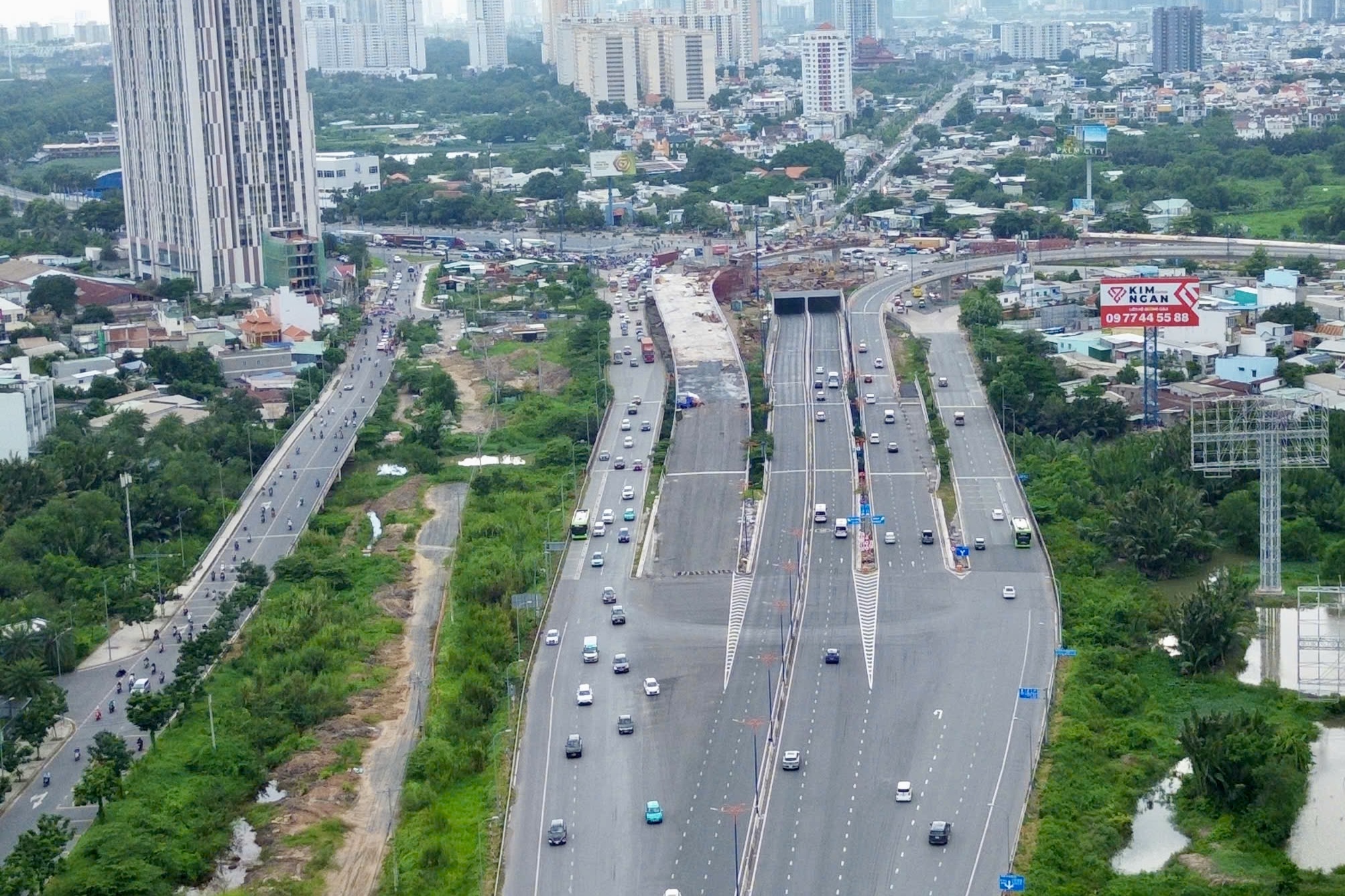 5 ngày nghỉ lễ bắt đầu từ mai: Đường phố Hà Nội và TPHCM lúc này! - Ảnh 23.